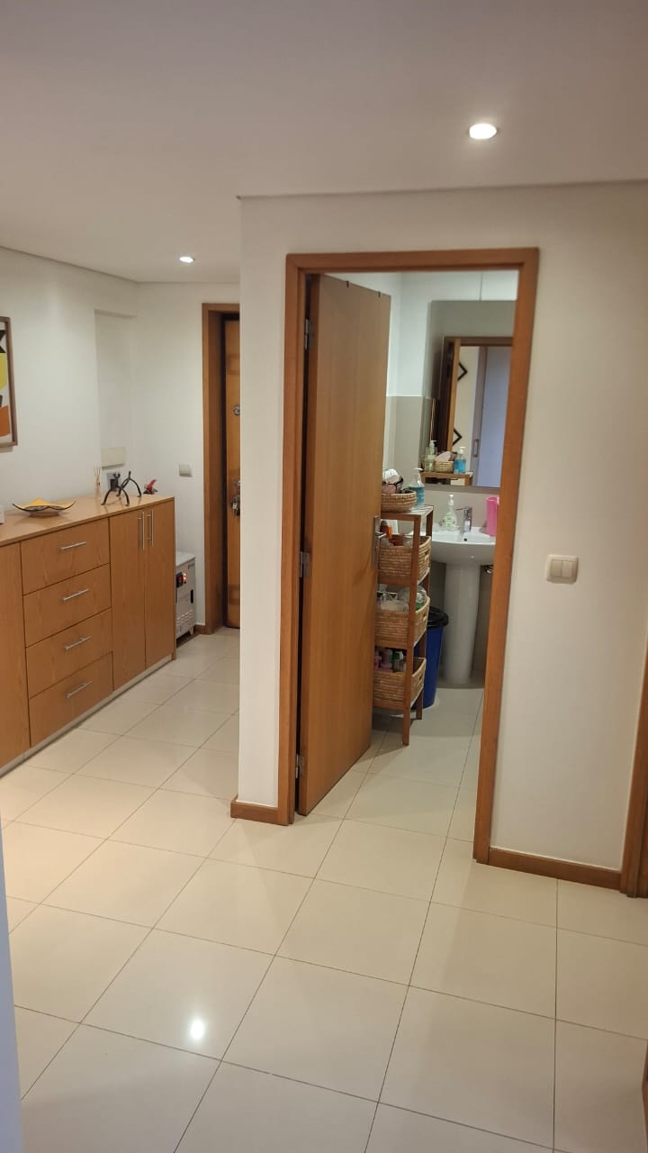 Corredor e casa de banho do apartamento T3 em Luanda