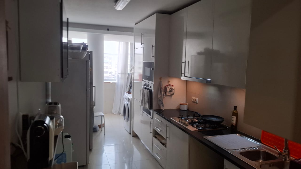 Cozinha de apartamento T3 na Avenida Hoji-ya-Henda